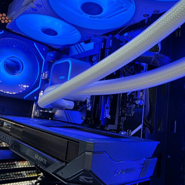 PC Gaming i7 14700KF | RTX 5050 GIGABYTE GAMING | RAM 64GB DDR5 | SSD NVMe 2TB | Cooler MSI CoreLiquid | Fuente 650W - rogeek