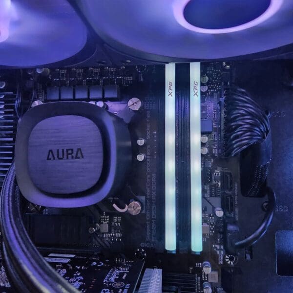PC Gamer Intel Core i7 14700F | RTX 5050 WINDFORCE | 32GB DDR4 | 2TB NVMe SSD | B760M WiFi | Cooler Líquido 240MM