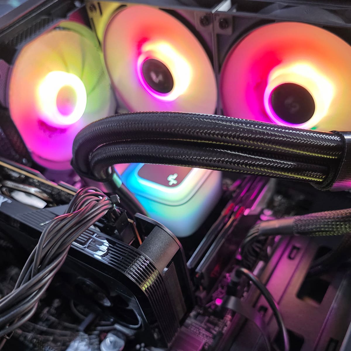 PC Gamer | Ryzen 5 8500G | RTX 5050 8GB | 32GB DDR5 5600 | 2TB NVMe | B840M WiFi | 360MM Liquid Cooling | 650W MSI MAG