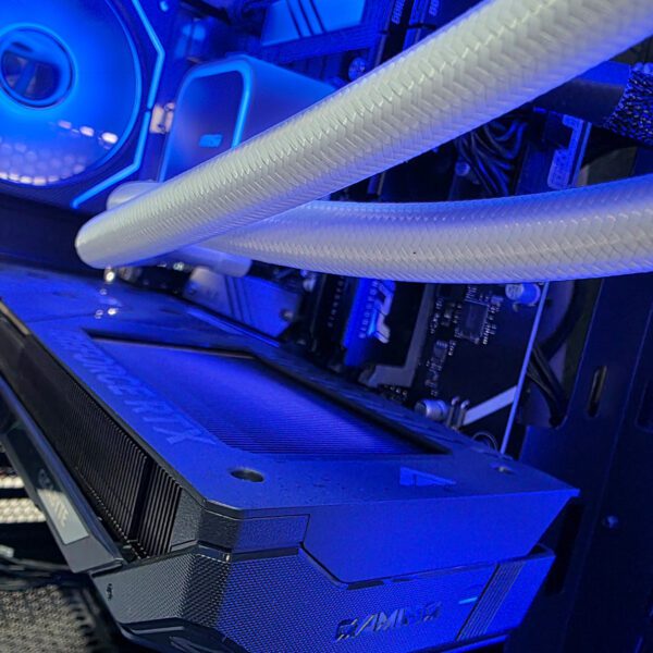 PC Gaming i7 14700KF | RTX 5050 GIGABYTE GAMING | RAM 64GB DDR5 | SSD NVMe 2TB | Cooler MSI CoreLiquid | Fuente 650W - rogeek