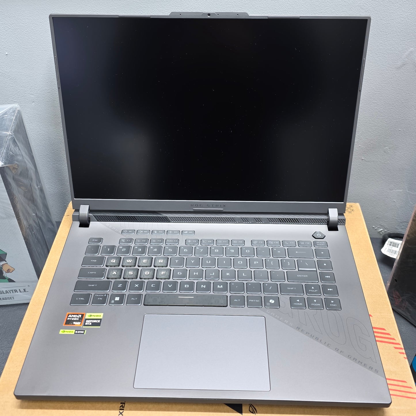 ASUS ROG STRIX
Ryzen 9 9955HX 16GB DDR5 1TB SSD RTX 5060 16" WUXGA W11 Home